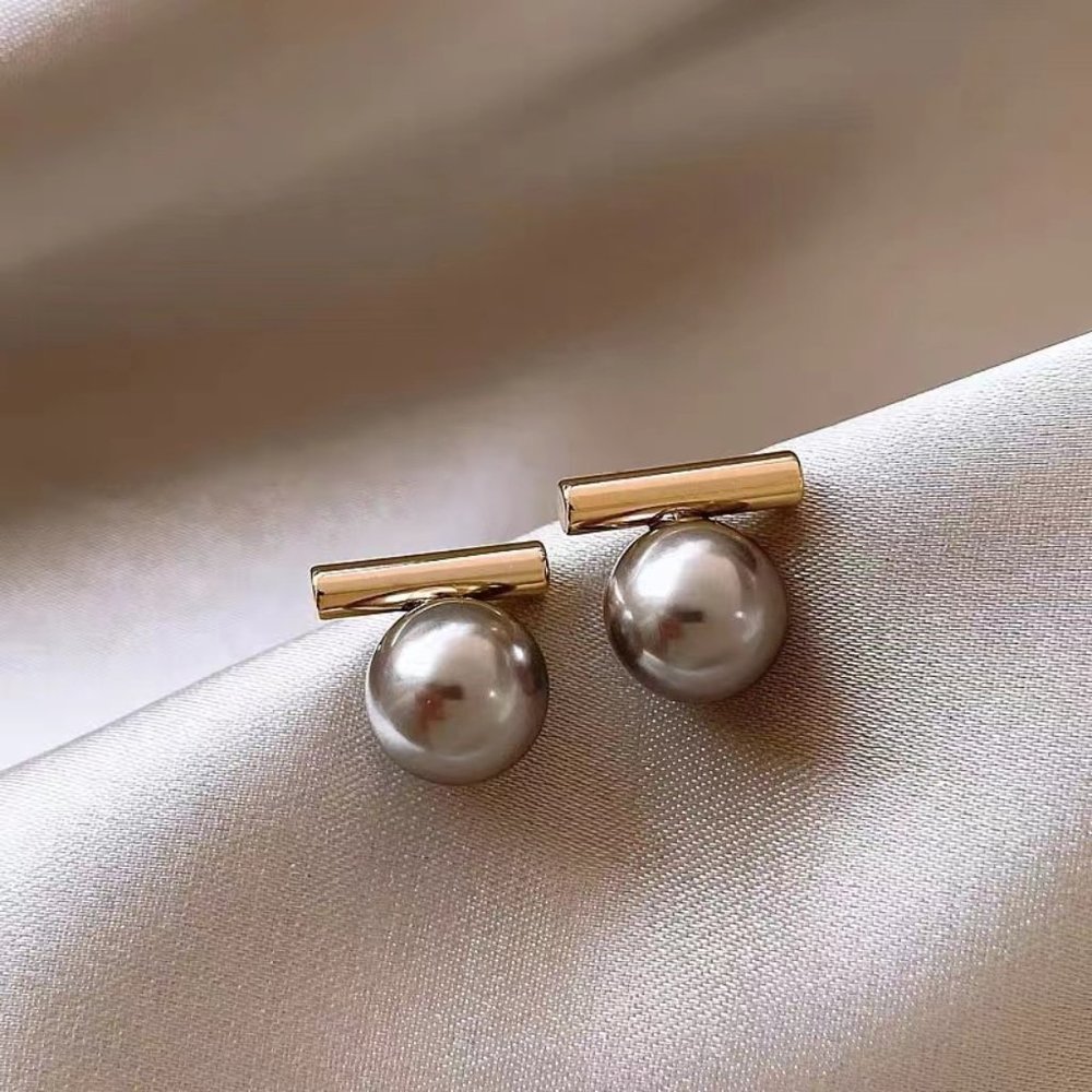 Niche design grey pearl vintage earrings